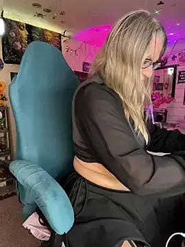 Photos of TrenaAnne from StripChat is Freechat
