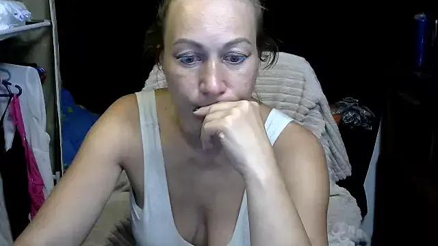 wLESLYMOSw from StripChat is Freechat