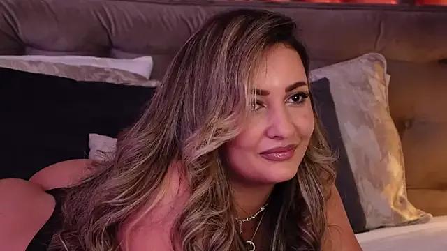 YaaraCollins from StripChat is Freechat