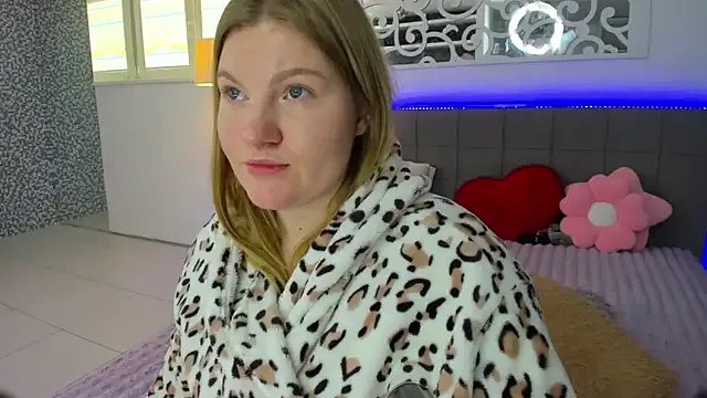 AshleyJoness — Get naked and fingering my kitty~