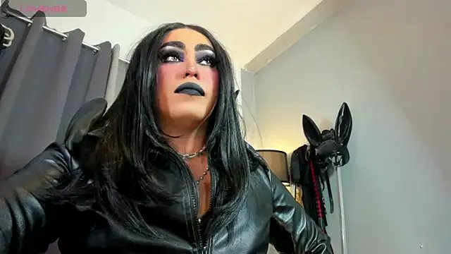 DominaAurumXXX on StripChat