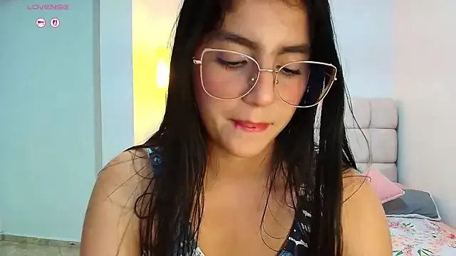 Julieta_Rose19 — I masturbate +5 minutes