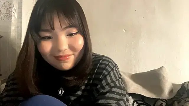 MollyAsian — Air kiss